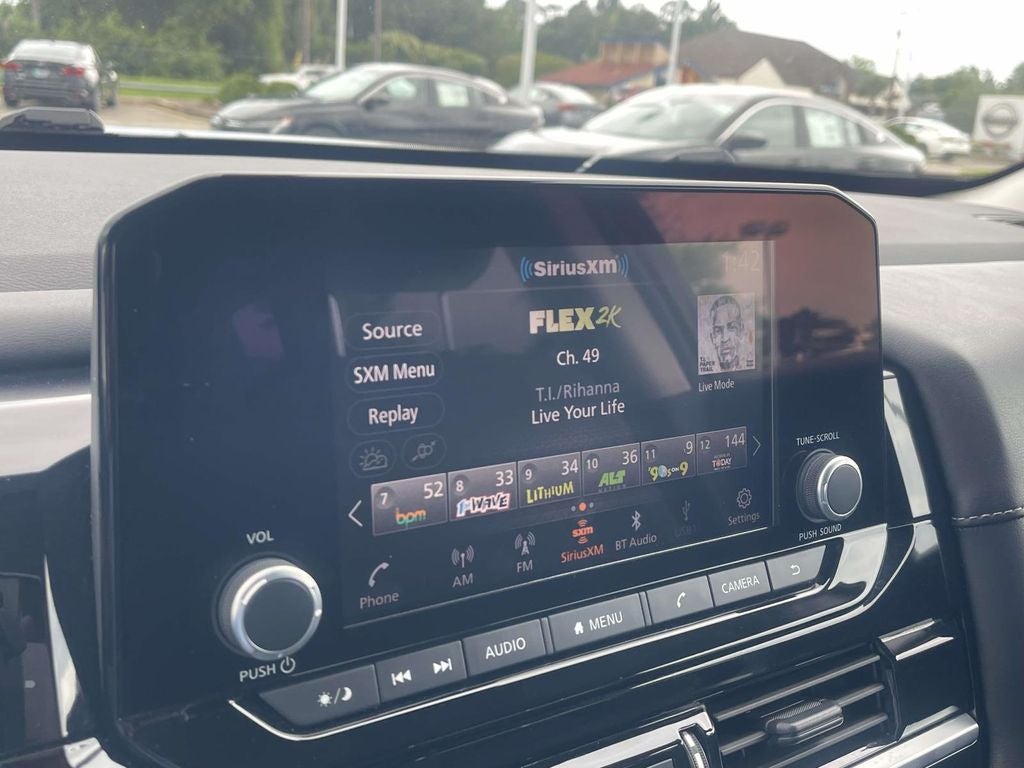 2025 Nissan Pathfinder SV